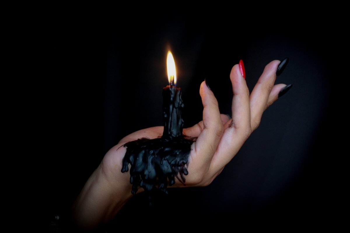 Песня черная свеча. Черное сердце и свеча. Ритуал свечи соль деньги. Hand Lighting Candle Black PNG.